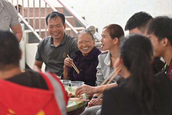 11年前，“摩托大军”里寡言少语的他，如今吐露心声