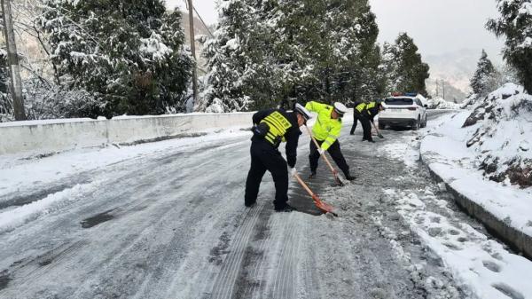 “雪停了可能才是影响最重的时候！” 抗击风雪，做你熠熠的光！