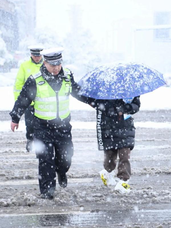 “雪停了可能才是影响最重的时候！” 抗击风雪，做你熠熠的光！