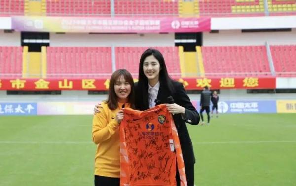 最美门将登上“浪姐”舞台,退役后的她是记者也是模特、博主、歌手...... 最美门将登上“浪姐”舞台,退役后的她是记者也是模特、博主、歌手......