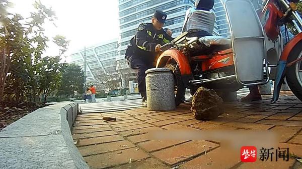 民警智救被卡三轮车,热心市民齐力助老人安全归家 民警智救被卡三轮车,热心市民齐力助老人安全归家