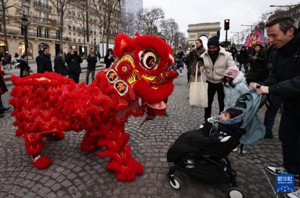 巴黎香榭丽舍大街舞动中国龙庆祝新春 巴黎香榭丽舍大街舞动中国龙庆祝新春
