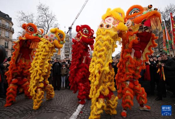 巴黎香榭丽舍大街舞动中国龙庆祝新春 巴黎香榭丽舍大街舞动中国龙庆祝新春