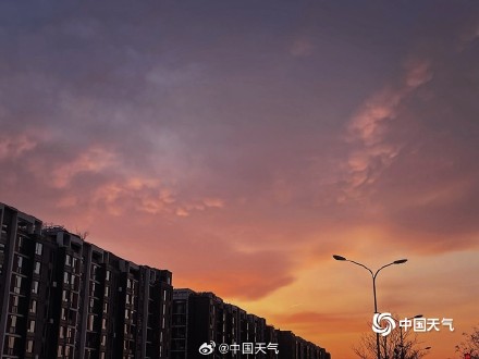 北京晚霞映红天空