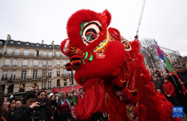 巴黎香榭丽舍大街舞动中国龙庆祝新春 巴黎香榭丽舍大街舞动中国龙庆祝新春