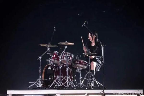 最美门将登上“浪姐”舞台,退役后的她是记者也是模特、博主、歌手...... 最美门将登上“浪姐”舞台,退役后的她是记者也是模特、博主、歌手......