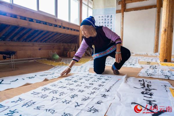 60多岁起步！80岁农村奶奶每天练两小时书法