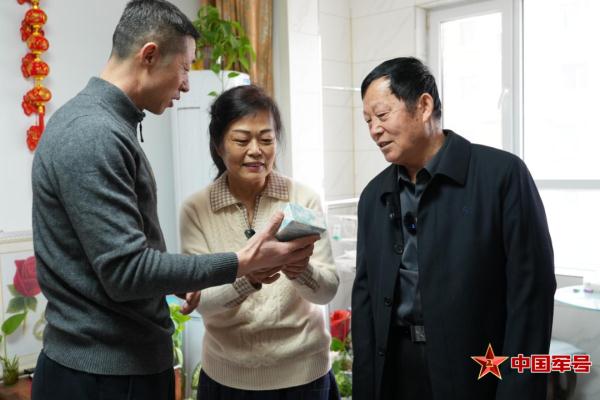 英雄全家福丨七子探亲，和英雄父母共度新春