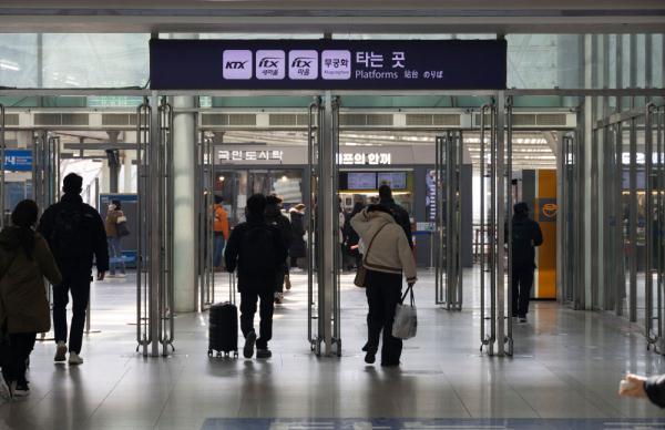 韩国迎来春运客流高峰 韩国迎来春运客流高峰