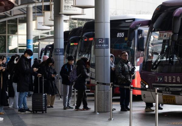 韩国迎来春运客流高峰 韩国迎来春运客流高峰