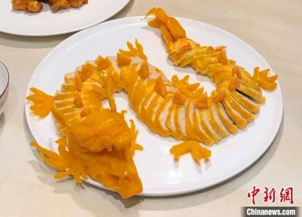 Z世代成“年饭掌勺人” 玩转花样龙年菜 Z世代成“年饭掌勺人” 玩转花样龙年菜