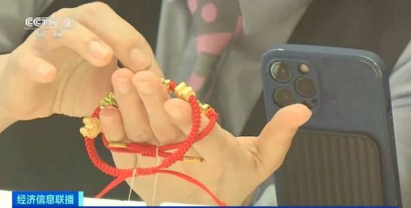 抢光！卖空！断货！龙年的金饰品铺天盖地