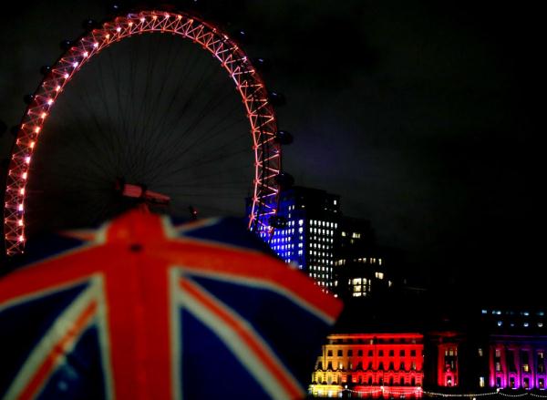 锦绣中国年丨英国“伦敦眼”亮起中国红