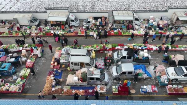 赶大集逛庙会赏花灯 龙年新春年味升腾