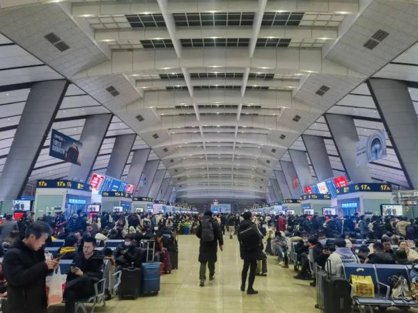 机场、火车站，大包小包的行李里藏满了——