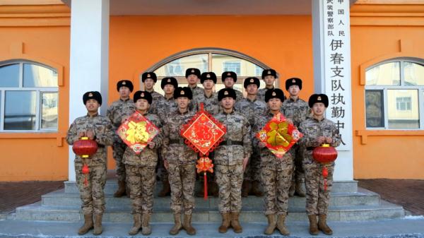 武警官兵给大家拜年啦！