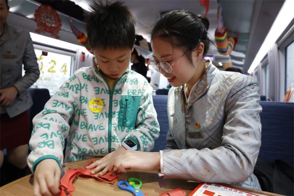 “新春装”扮靓列车 让旅客返乡之旅暖意融融 “新春装”扮靓列车 让旅客返乡之旅暖意融融