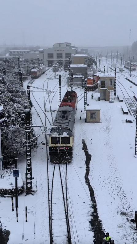 秀我中国|小维说春运:你知道绿皮车能冒雪前行背后的故事吗? 秀我中国|小维说春运:你知道绿皮车能冒雪前行背后的故事吗?