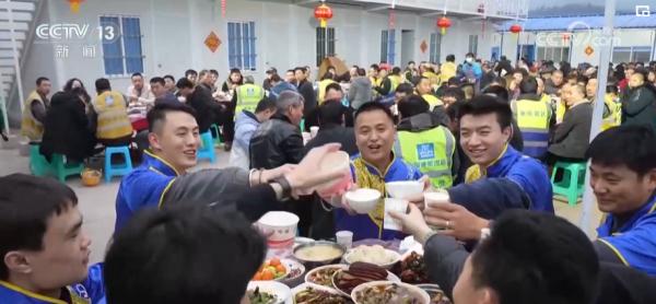 工地上的舞龙队 舞出新春新愿景