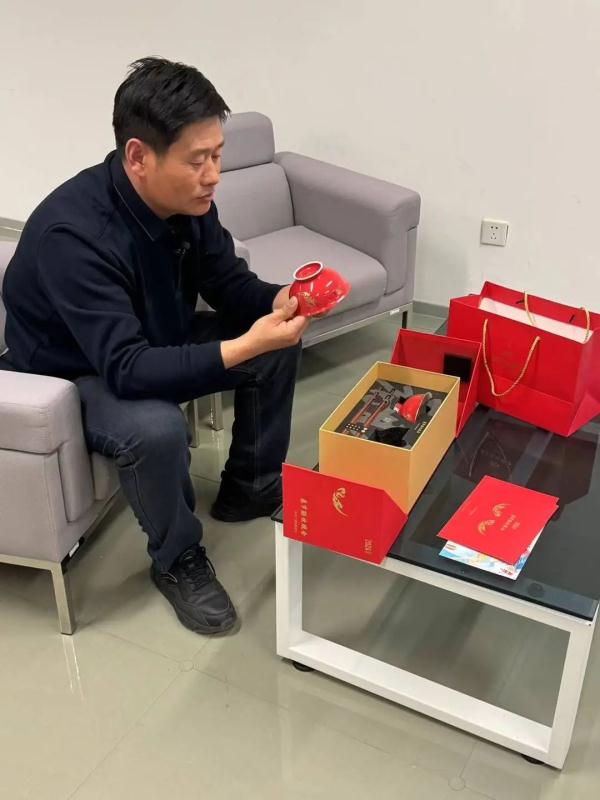一年要掏3000次牛屁股！春晚观众席的“龙兽医”：治愈动物，也治愈自己