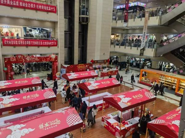 机场、火车站，大包小包的行李里藏满了——