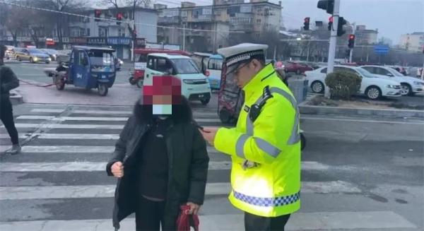 迷路老人坐警车回家欲付车费，漯河交警：不要钱！