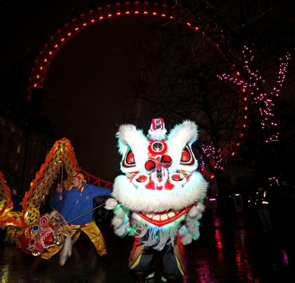 锦绣中国年丨英国“伦敦眼”亮起中国红