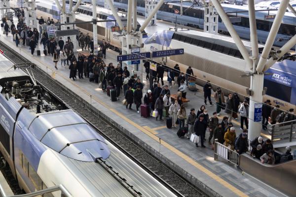 韩国迎来春运客流高峰 韩国迎来春运客流高峰