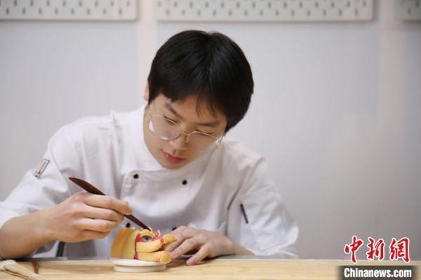 Z世代成“年饭掌勺人” 玩转花样龙年菜 Z世代成“年饭掌勺人” 玩转花样龙年菜