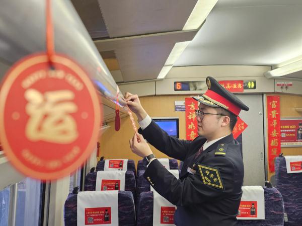 “新春装”扮靓列车 让旅客返乡之旅暖意融融 “新春装”扮靓列车 让旅客返乡之旅暖意融融
