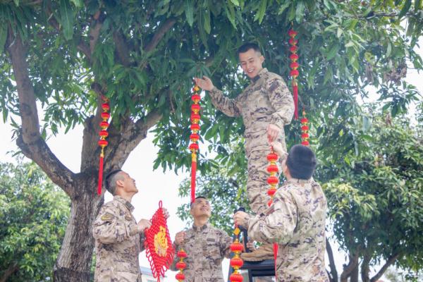 武警官兵给大家拜年啦！