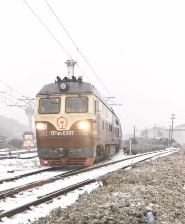 秀我中国|小维说春运:你知道绿皮车能冒雪前行背后的故事吗? 秀我中国|小维说春运:你知道绿皮车能冒雪前行背后的故事吗?