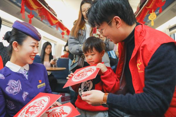 “新春装”扮靓列车 让旅客返乡之旅暖意融融 “新春装”扮靓列车 让旅客返乡之旅暖意融融