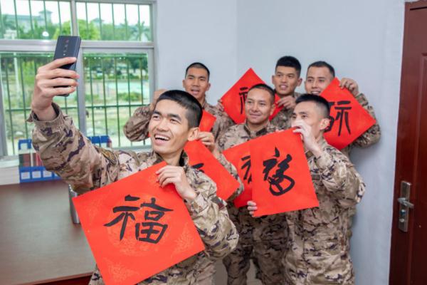 武警官兵给大家拜年啦！