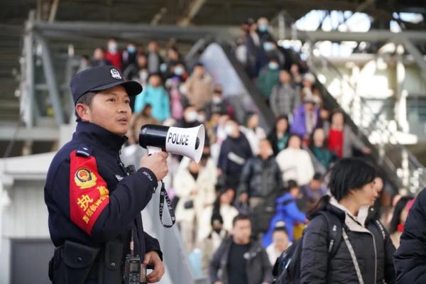 从冬开到春的平安列车