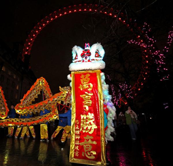 锦绣中国年丨英国“伦敦眼”亮起中国红