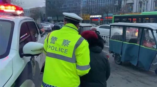 迷路老人坐警车回家欲付车费，漯河交警：不要钱！