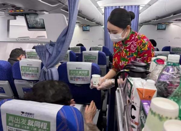 南航空姐将着冰城特色旗袍开展空中服务