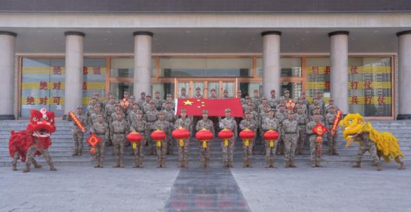 武警官兵给大家拜年啦！