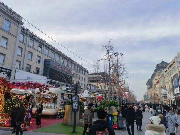 机场、火车站，大包小包的行李里藏满了——