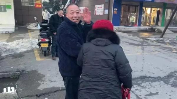 迷路老人坐警车回家欲付车费，漯河交警：不要钱！