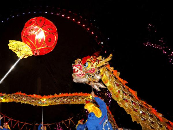 锦绣中国年丨英国“伦敦眼”亮起中国红