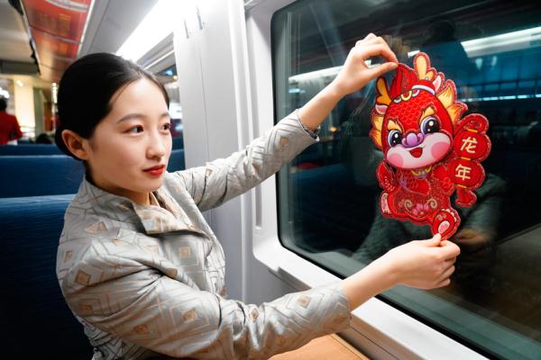 “新春装”扮靓列车 让旅客返乡之旅暖意融融 “新春装”扮靓列车 让旅客返乡之旅暖意融融