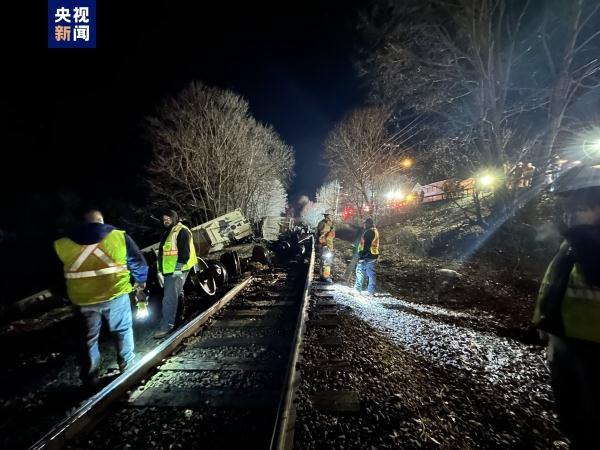 美国纽约州发生火车脱轨事故 两节车厢坠入河中