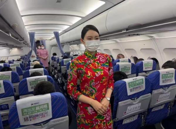 南航空姐将着冰城特色旗袍开展空中服务