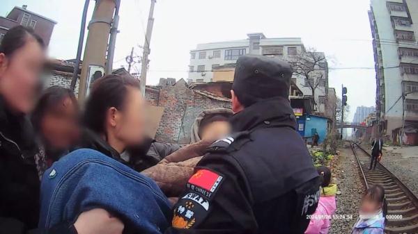 孩子路边晕倒，他们抱起就跑！