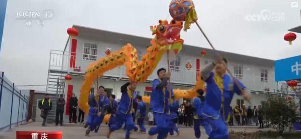 工地上的舞龙队 舞出新春新愿景