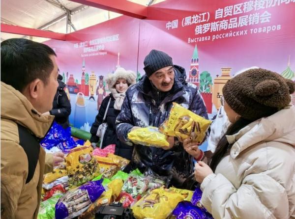 赶大集逛庙会赏花灯 龙年新春年味升腾