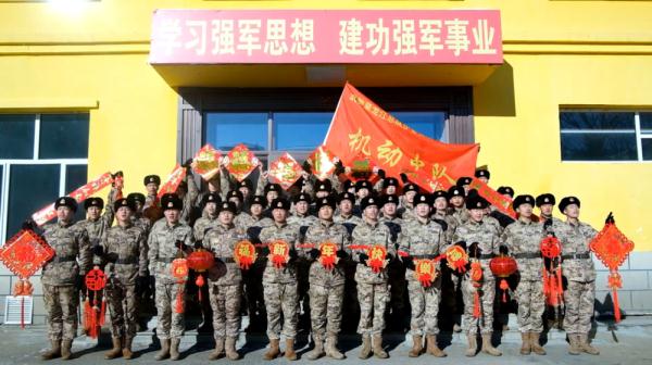 武警官兵给大家拜年啦！