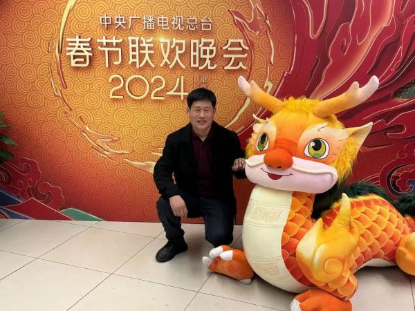 一年要掏3000次牛屁股！春晚观众席的“龙兽医”：治愈动物，也治愈自己